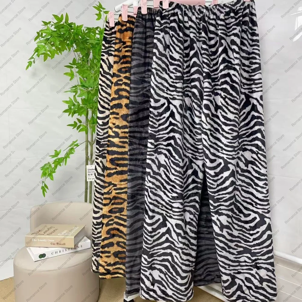 

The new flannel leopard print pajama pants and long pants are warm loose suitable for casual wear at home in autumn and winter