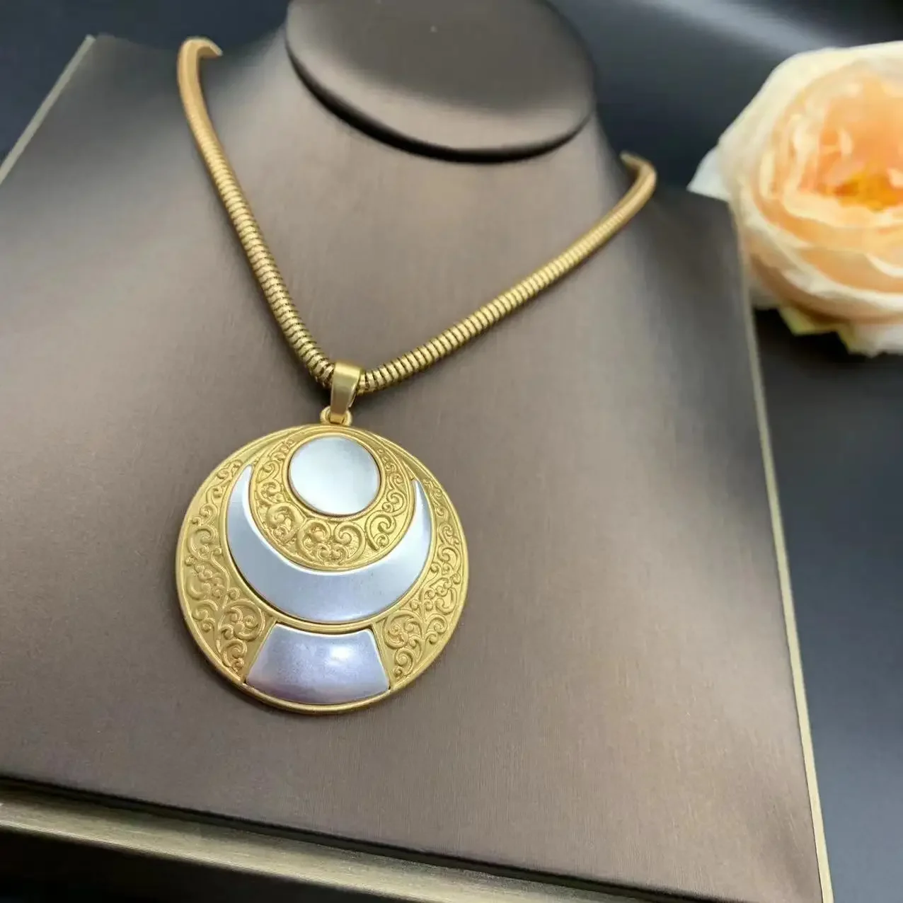 Vintage Necklace for Women Elegant Luxury Golden Floral Locket Jewelry Perfect for Wedding Party Anniversary Gifts