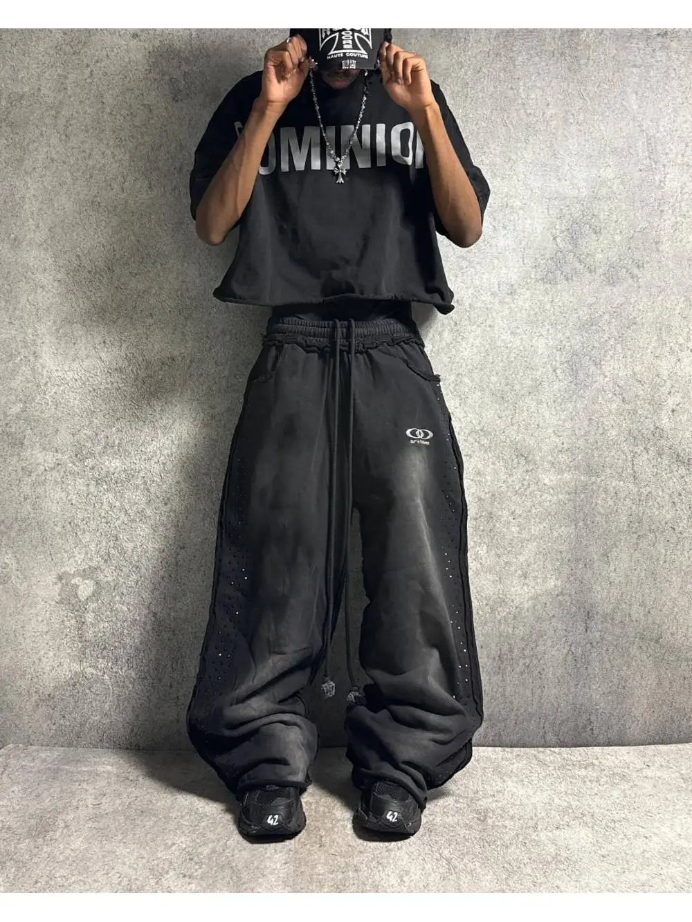 Elastic waist loose straight trousers, unisex, rhinestone decorative printing pattern design, early autumn fashion in 2026.