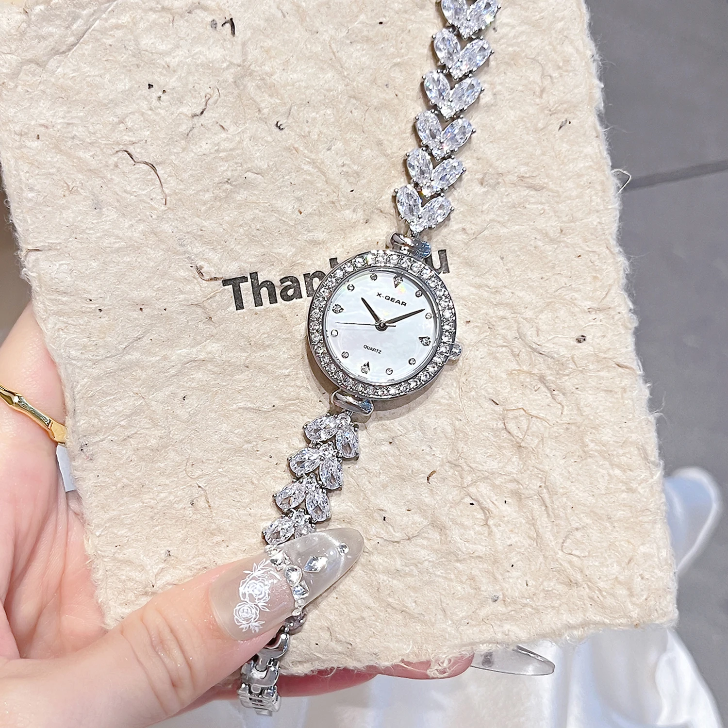 ساعة Sweet Girls ذات قرص دائري أنيق - ساعة يد للطلاب مقاومة للماء، إكسسوار بسيط فاخر وخفيف