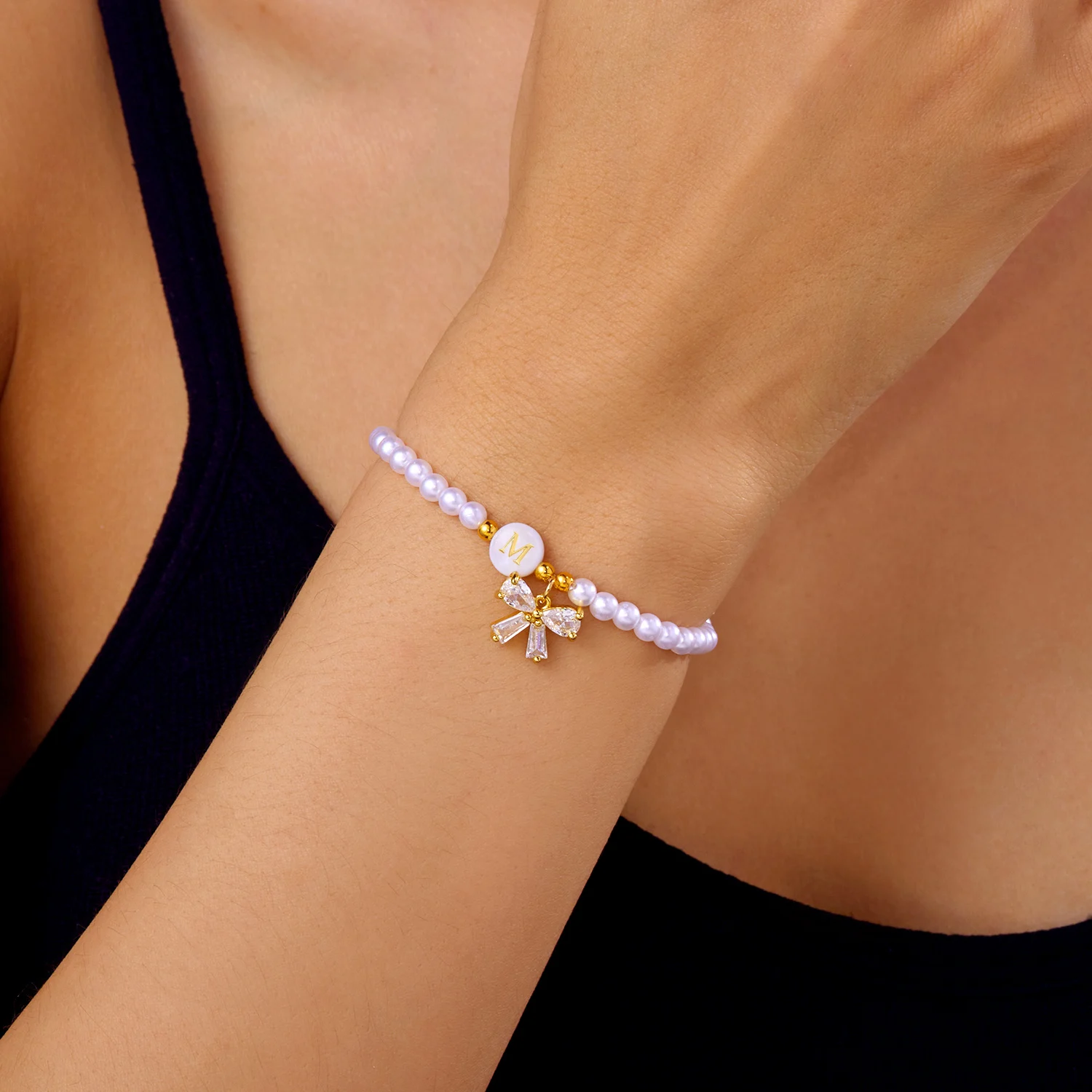 Zierliches Armband mit Imitationsperlen und 26 Buchstaben-Initialen für Damen, Luxuriöses Zirkon-Schleifenanhänger-Armband, Handgelenk-Schmuckgeschenk – Detail 9