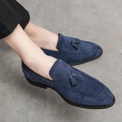 2023 marka mężczyźni mokasyny zamszowe skórzane buty Vintage Slip-on klasyczne przypadkowi mężczyźni jazdy ślubne męskie Tassel wskazał buty sukienka