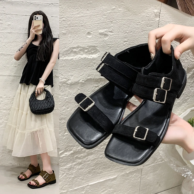sandalias-gladiadoras-femininas-2026-conforto-casual-com-fivelas-metalicas-multiplas-e-tira-no-tornozelo-para-verao-e-praia