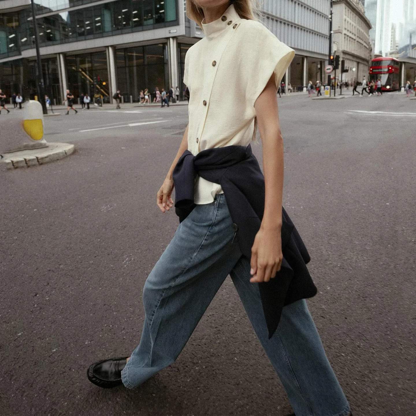 패셔너블한 배색 버튼 여성용 슬레 가을 2025 캐주얼 루즈핏 오트 스탠드 칼라 레귤러 길이