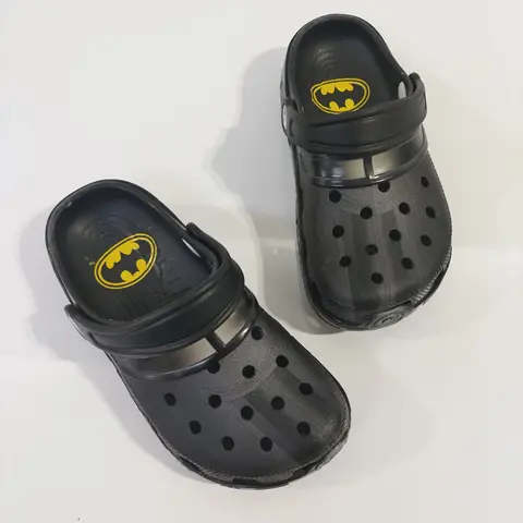 Beast Kingdom Batman-filmen Tecknade Tofflor Bärbara Halkfria Lätta Sommarslip-On Skor För Herr Och Dam Julklapp För Fans 10 best sales Batman-skor - №1