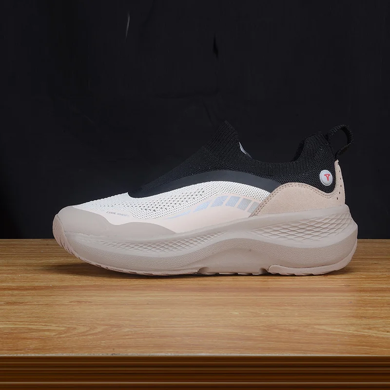 

coupleFashionable casual sports shoes, trend guard, good memoriesfitville woman