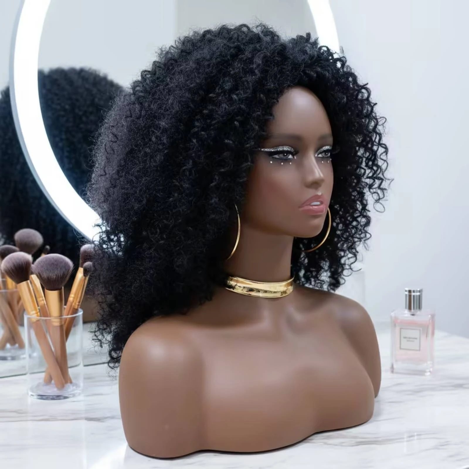 tete-de-mannequin-avec-epaules-teint-fonce-buste-de-mannequin-feminin-figurine-de-presentation-moulee