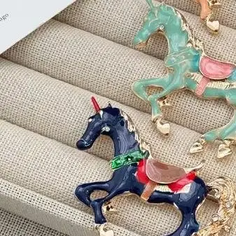 Vintage Court Style Enamel Galloping War Horse Brooches Pins For Women Clothing Accessories Men Fashion Suit Lapel Corsage