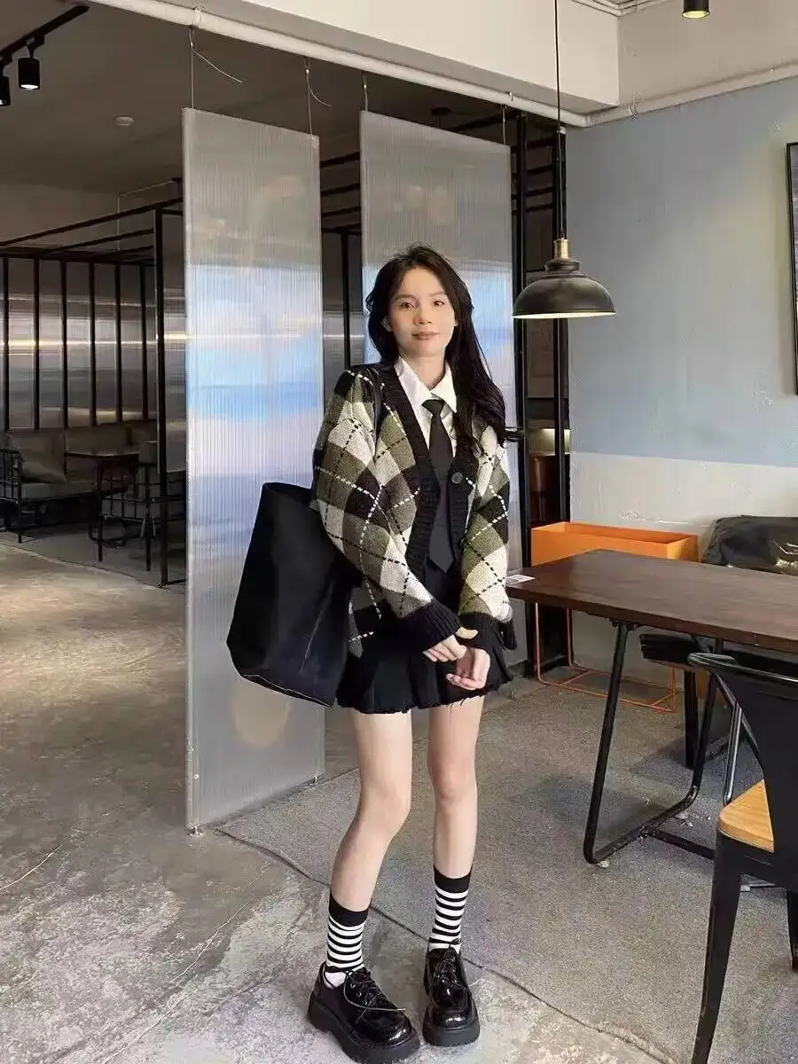 Kardigany damskie w stylu vintage na jesień i zimę, nowy sweter w kratę, dzianinowy, dla studentek, niszowy design.