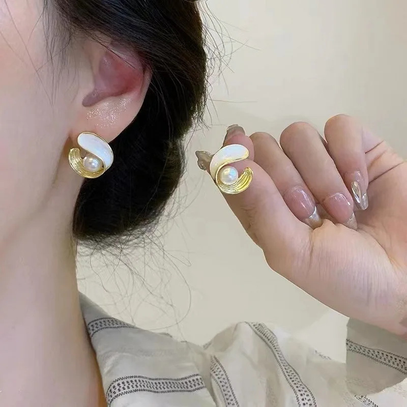 Pendientes irregulares de concha blanca y dorada para mujer, pendientes de perlas con personalidad única, joyería de fiesta, regalo de cumpleaños