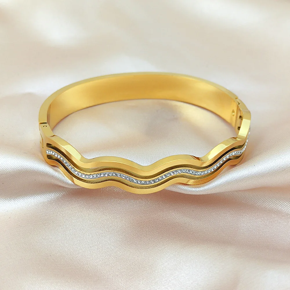 

Stainless steel bracelet with diamonds] Layers of wave design ring, women's elegant pieces.