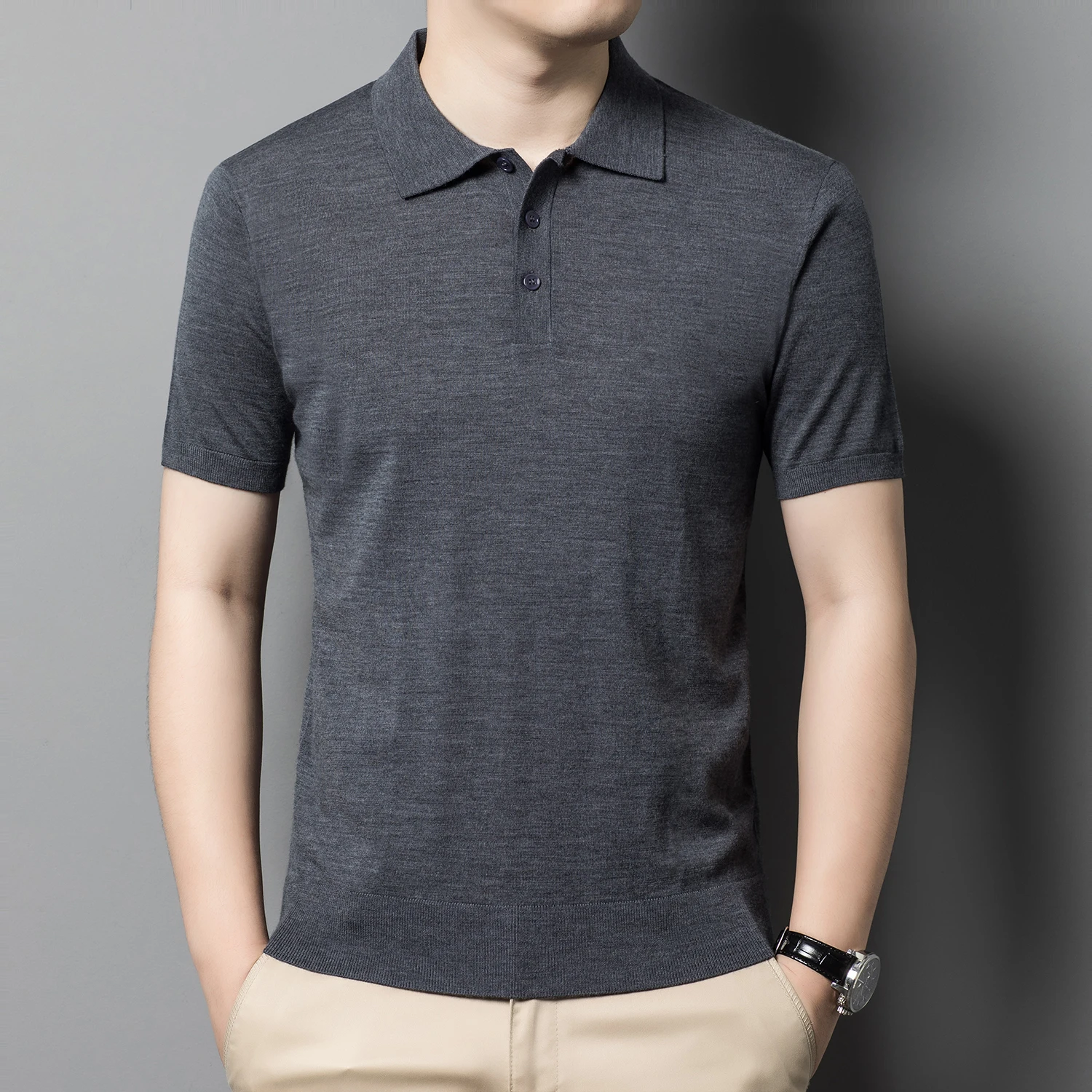 เสื้อท็อปผู้ชายผ้าขนสัตว์แท้ 100% คุณภาพเยี่ยม สไตล์คลาสสิก ปกพับ แขนสั้น ผ้าถักบาง ระบายอากาศได้ดี ผลิตจากขนแกะ