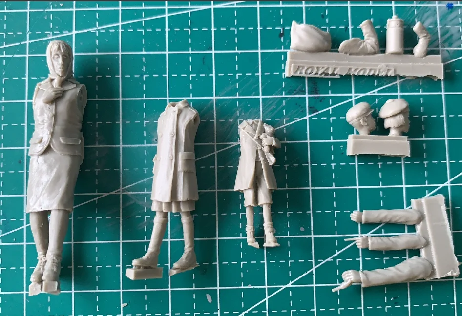 1/35 Scale Resin Figure Model Kits European Refugee Mother and Her Child Miniature Sculpture Toy Unassembled and Unpainted 749