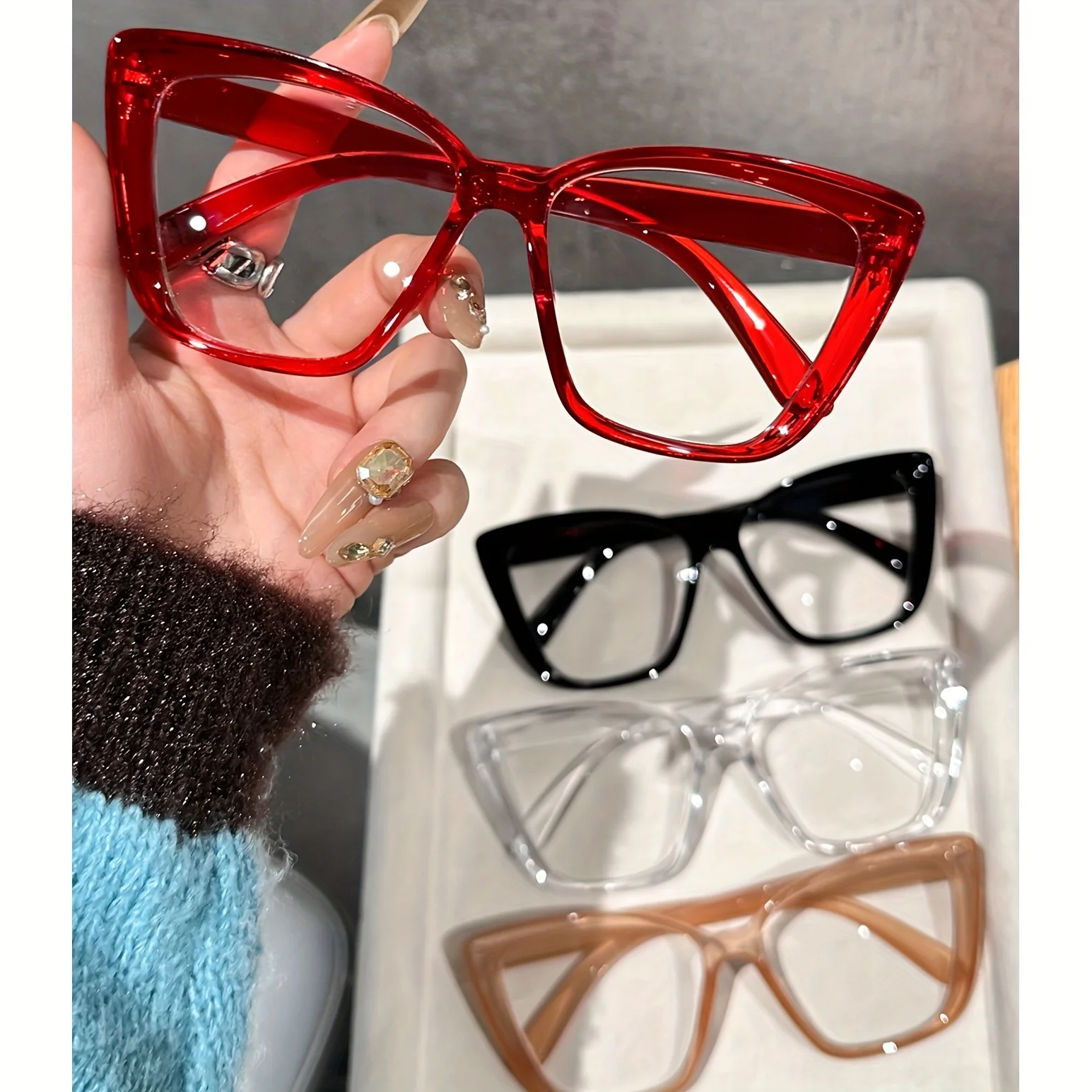 

4-piece set of female/male cat eye style transparent glasses for watching TV, playing games, reading, daily life decoration