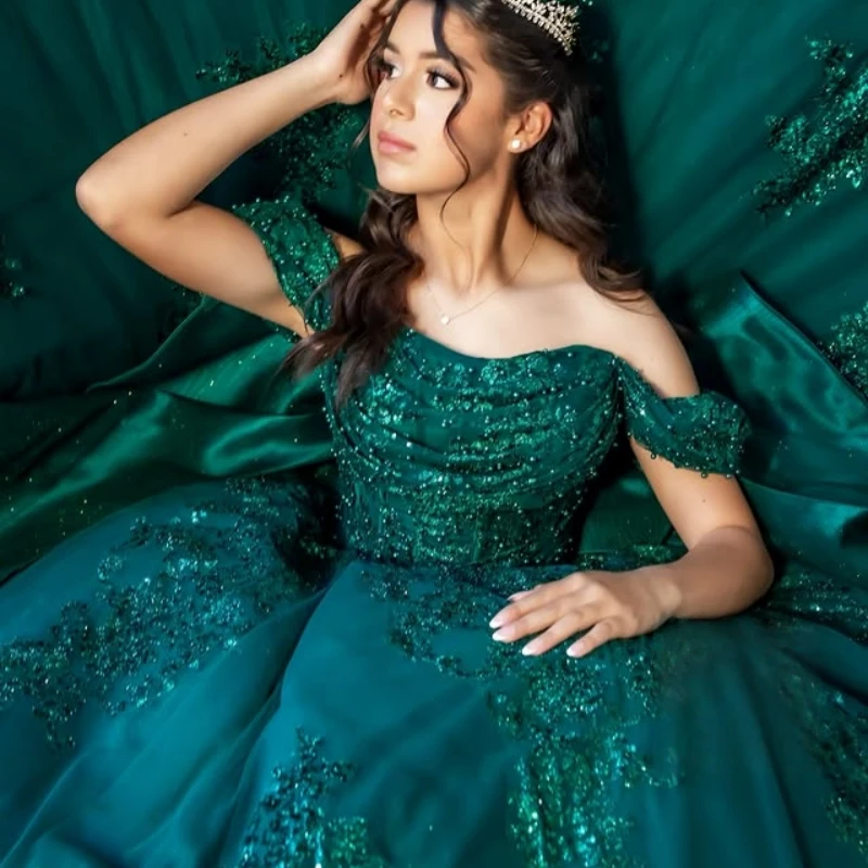 

Темно-зеленые платья Quinceanera по индивидуальному заказу с открытыми плечами и хрустальной аппликацией с длинным хвостом и бантом Vestido 15, Quinceanera