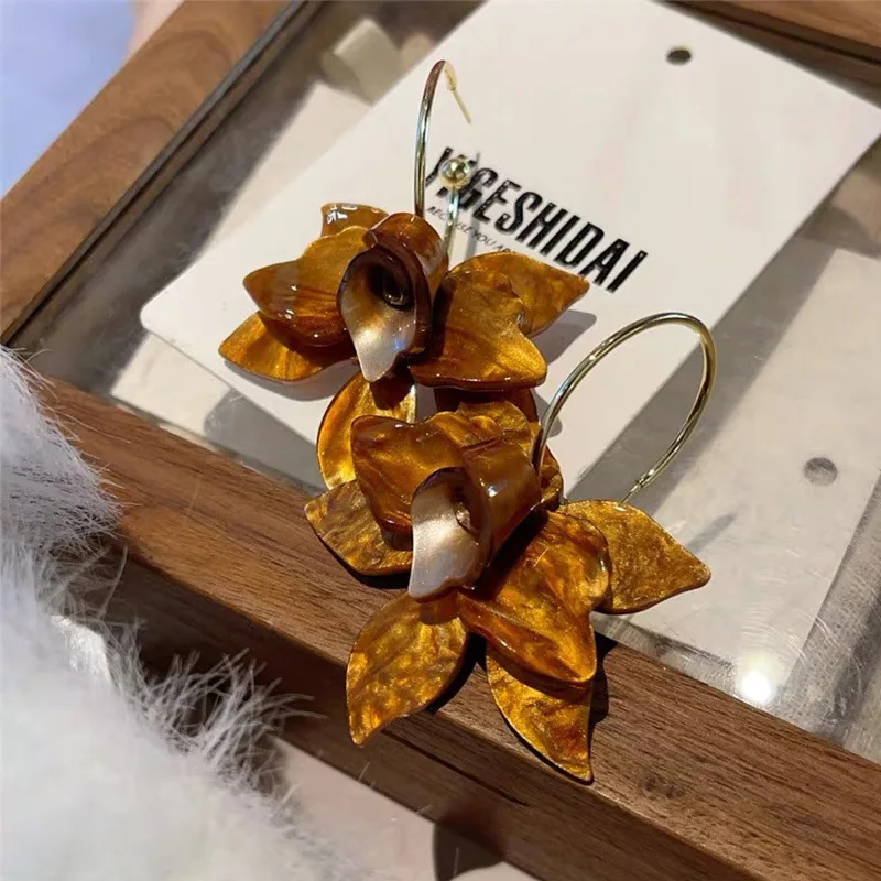 2025 Neue trendige weiße Harz-Blumen-Creolen für Damen, modisch, Metall, C-Form, Statement-Ohrringe, Schmuckzubehör, Afrikaans