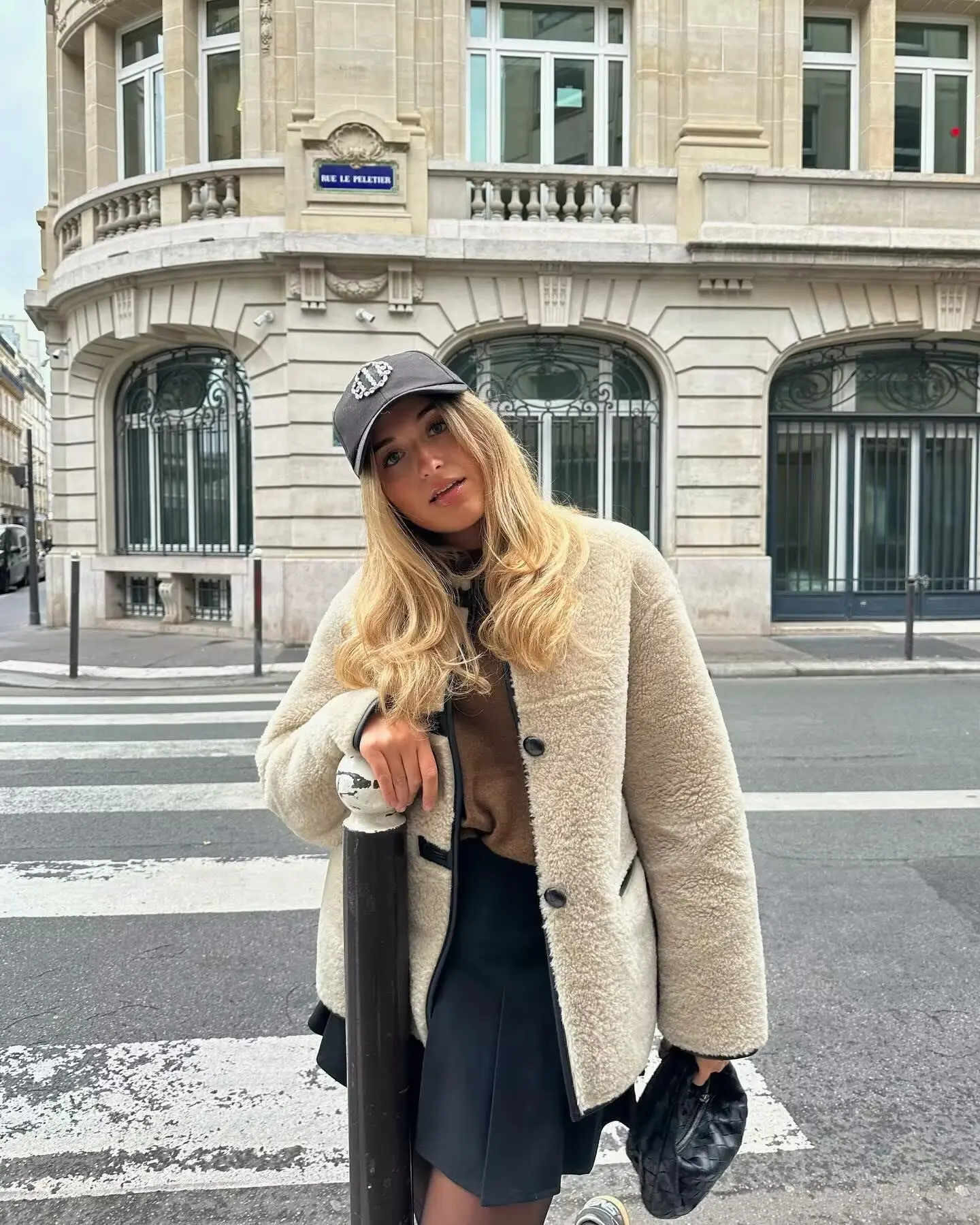 เสื้อแจ็คเก็ตขนเฟอร์เทียมหนานุ่ม อุ่นสบายสำหรับฤดูหนาวใหม่ เสื้อโค้ทผู้หญิง แขนยาว ติดกระดุมด้านหน้า สไตล์เก๋ไก๋ เสื้อคลุมแฟชั่นสำหรับผู้หญิง เสื้อผ้าแฟชั่น