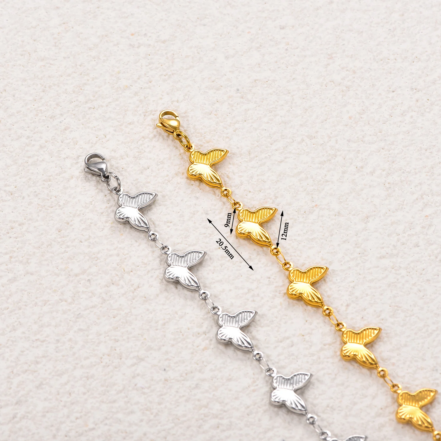 Elegante goldfarbene Edelstahl-Schmetterlingsarmbänder, trendige Armreifen, wasserdichtes Fußkettchen, vielseitiger Schmuck für Frauen und Mädchen. – Detail 2