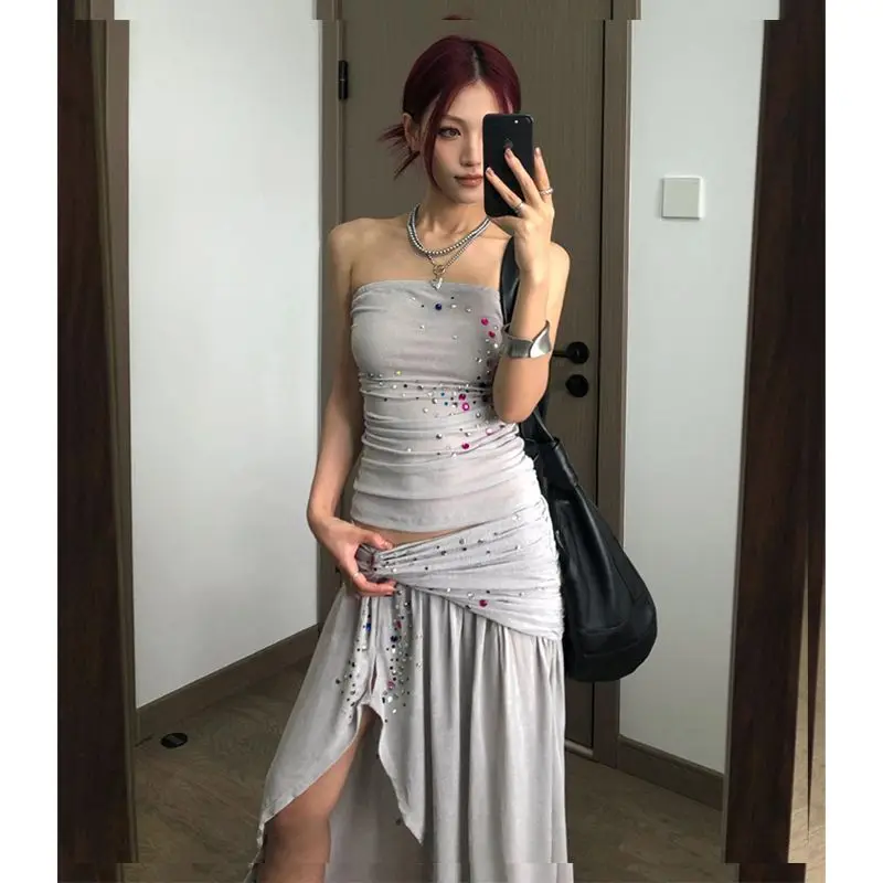 Traje de dos piezas con falda irregular y top halter de diamantes estampado en caliente gris en el estilo de chicas calientes europeas y americanas