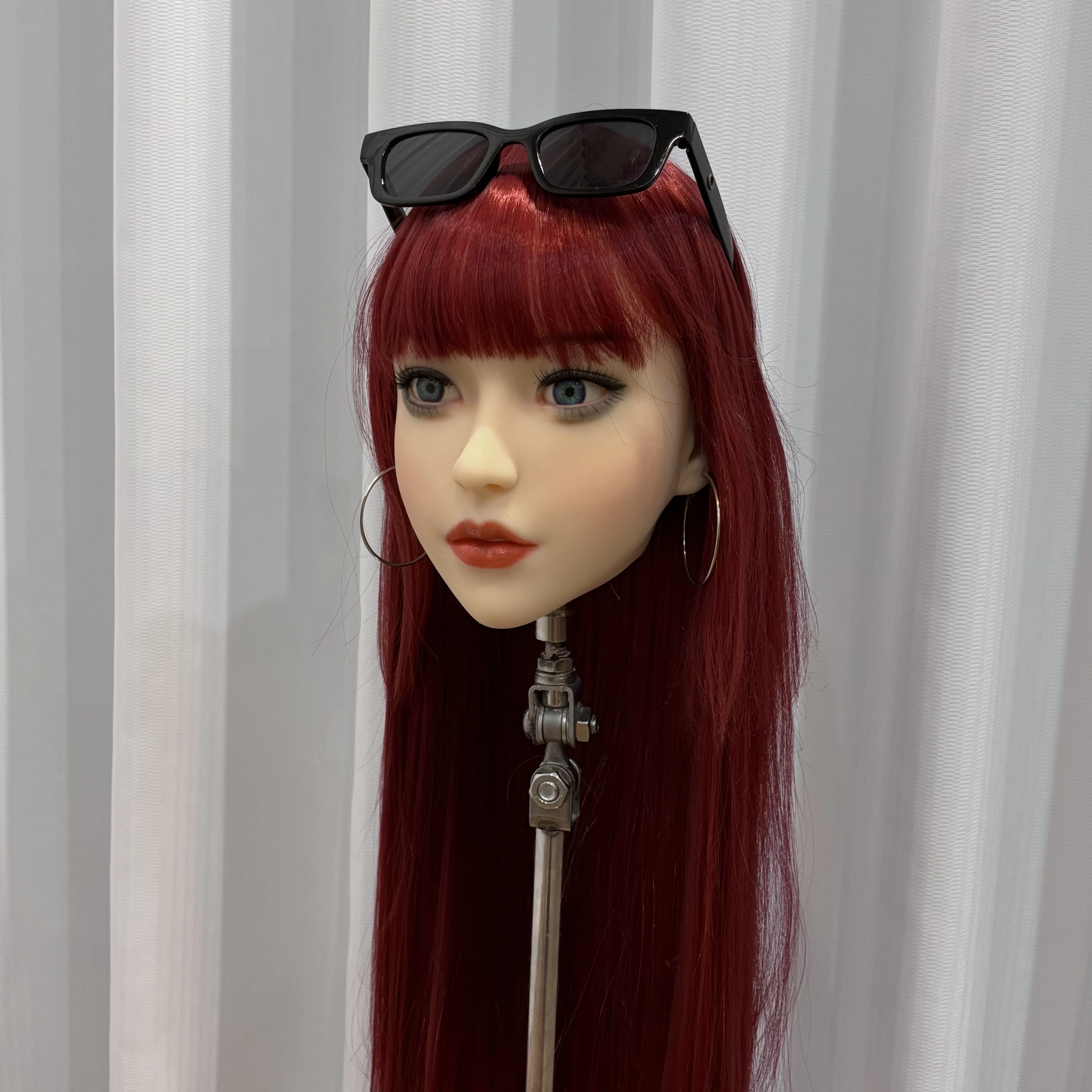 نسخة طبق الأصل 1:1 من نموذج رأس أنثى، رائع للغاية. مصنوعة من مادة TPE، بملمس ناعم. مصممة خصيصًا لمصففي الشعر