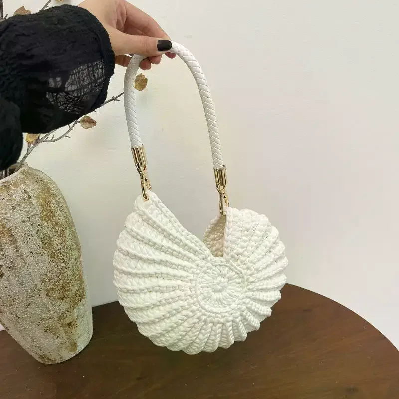 bolsa-transversal-de-croche-em-concha-de-buzio-bolsa-tiracolo-feminina-artesanal-com-corrente-de-perolas-bolsa-compacta-elegante-e-delicada