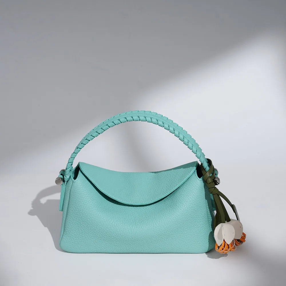 

2026 New Niche Design Messenger Exquisite Personalized Woven Handbag High-end Pendant Shoulder Stylish Simple Texture Unique Bag