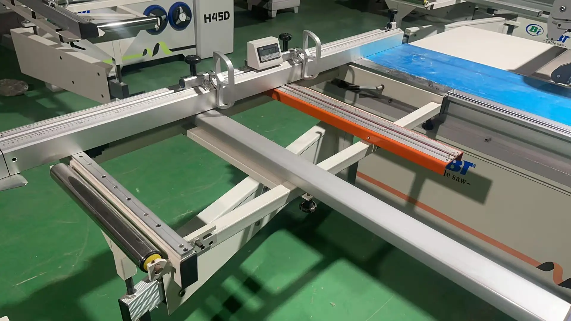2026 High quality wood cutting machine/panel saw for woodworking/sliding table panel saw working with edge banding machine