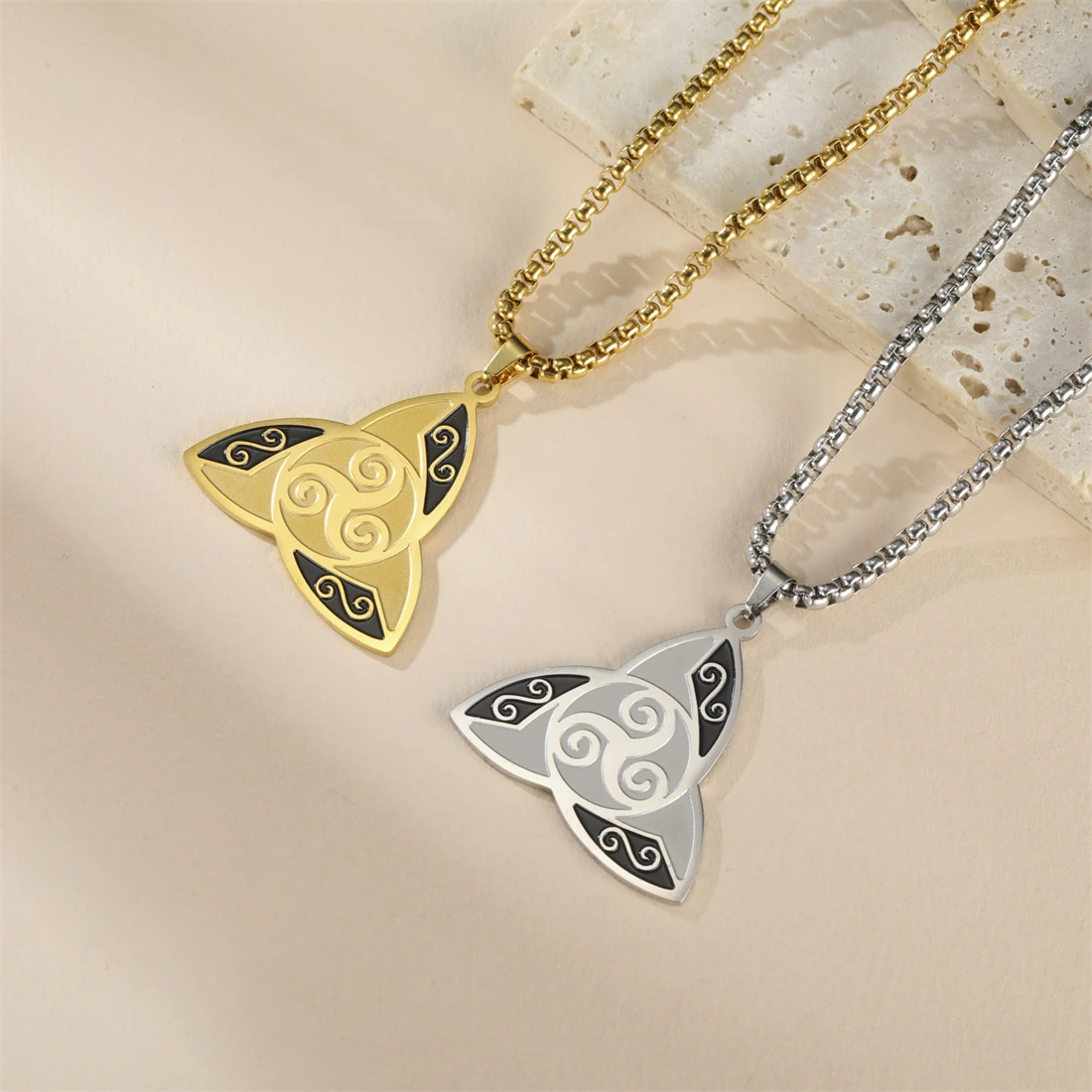 EUEAVAN トリプルスパイラル三つ巴ネックレスステンレス鋼ヴィンテージ魔術ケルトノットシンボルペンダントアイルランドのお守りジュエリーギフト