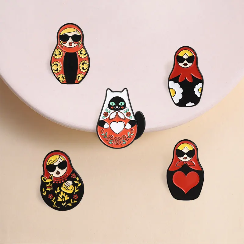 Russische Matroschka-Puppen-Emaille-Pins: Klassische russische Matroschka mit rotem Kopftuch, Sonnenbrille, Blumen- & Katzen-Brosche, Schmuck-Abzeichen – Detail 8
