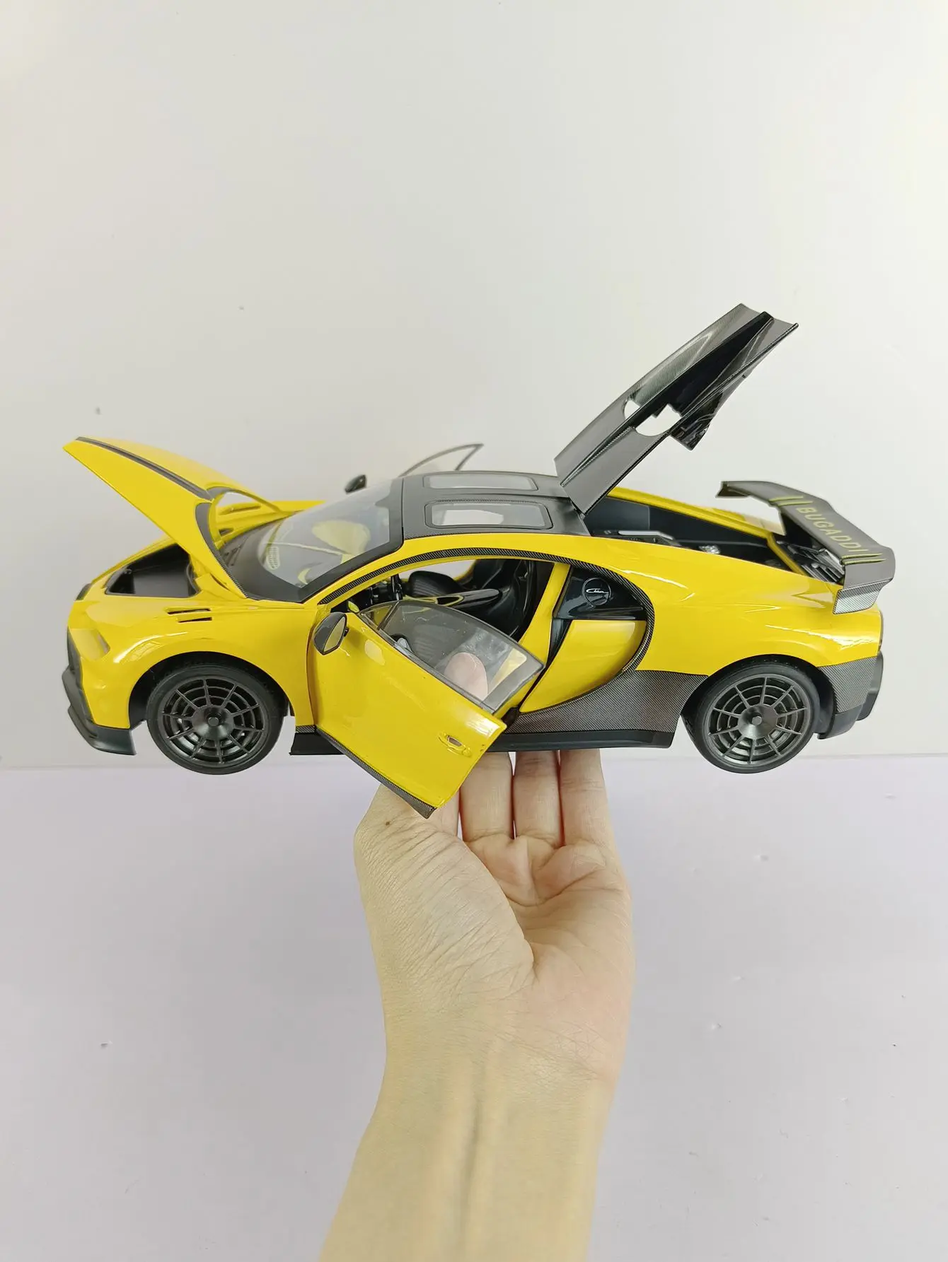 Simulação 1:18 modelo de carro de corrida em liga Bugatti Kailong com portas que podem ser abertas, grande carro com feedback de som e luz
