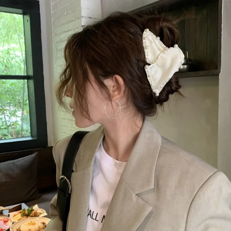 

French Elegant Satin Pearl Triangle Grab Clip Small Fragrant Temperament Retro Back Head Disc Hair Shark Clip Headgear Women
