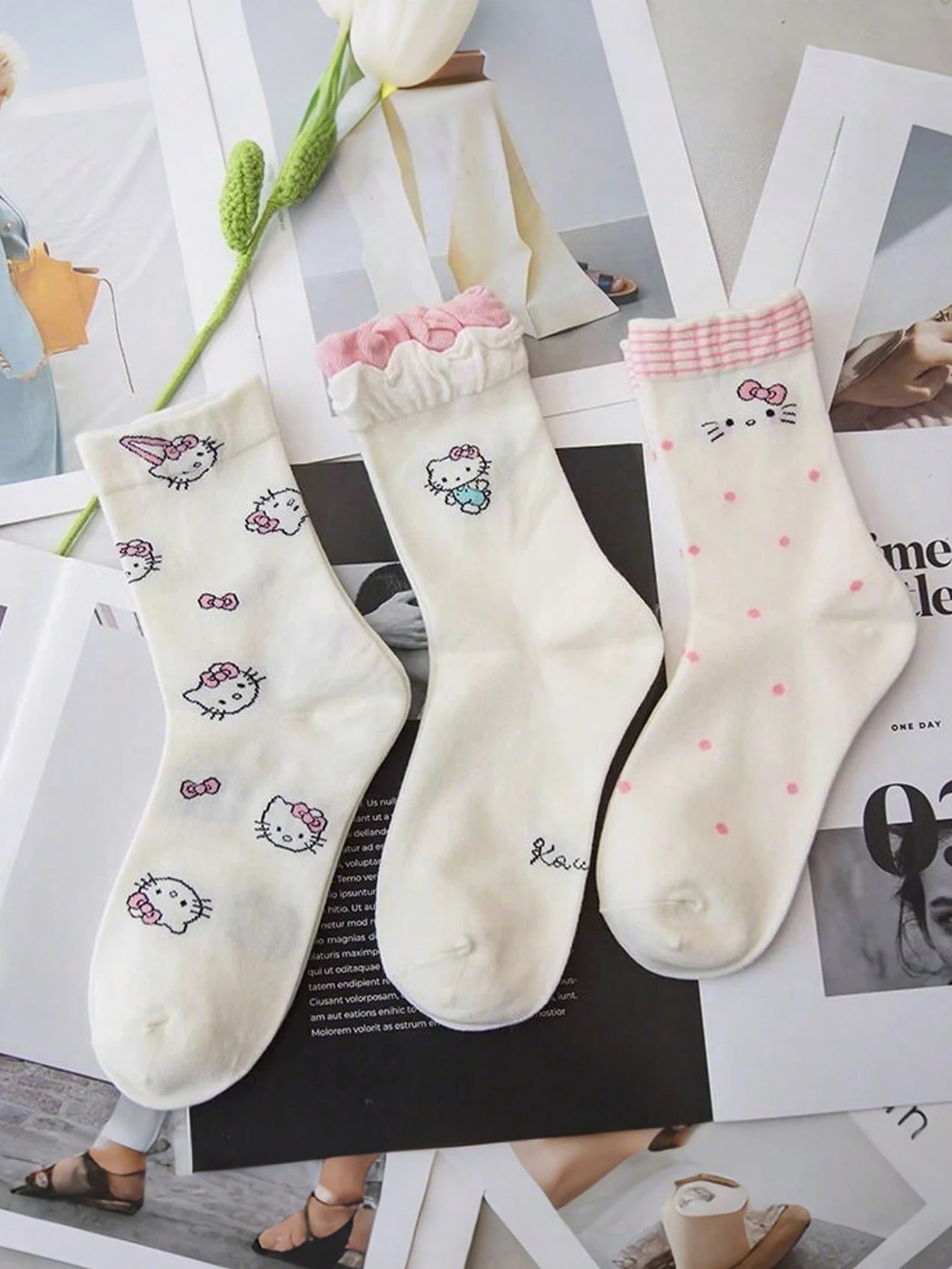 

3 Pairs of miniso Korean version Academic style sanrio Cartoon pattern Hello Kitty Simple and comfortable Women's Mid-Calf Socks