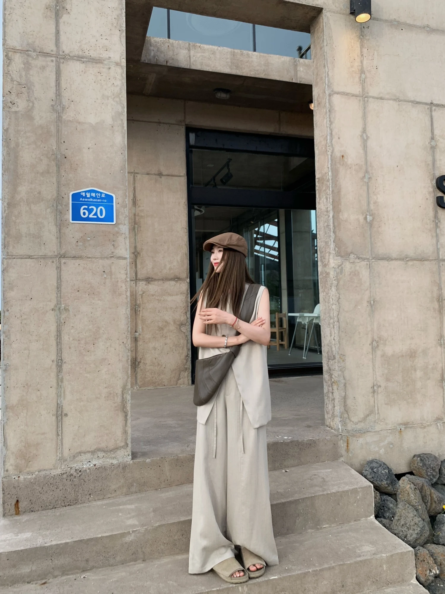 

Современный женский комплект: жилет и брюки с широкими штанинами, асимметричный подол, в стиле Old Money, из плотной ткани, от бренда Little Lady