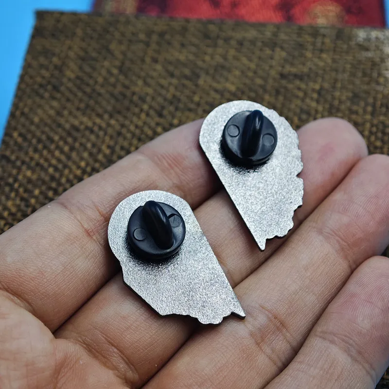 أفلام الحب الكلاسيكية ليون: بروش دبوس المينا الاحترافي شارة معدنية حقائب الظهر الديكور هدية عيد الحب الملحقات #5