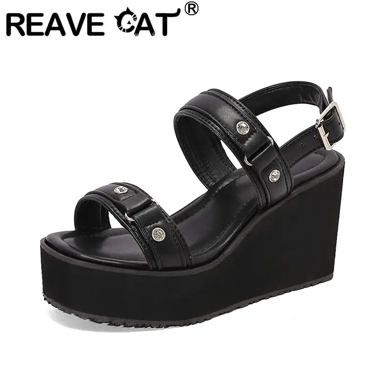 

REAVE CAT 2025 Модные женские сандалии на танкетке 9,5 см на платформе 4 см с пряжкой и металлическим декором Большой размер 45 46 47 48 Повседневная повседневная обувь