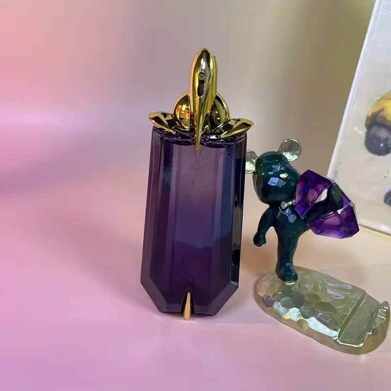 

Mugleri Alien Fashionable Women's Floral perfume - Blended with jasmine amber - Emits elegant and charming floral fragrance