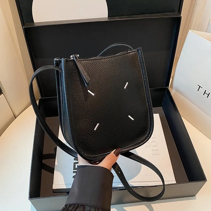 

2025 New Niche Design Saddle Bag Fashion Mobile Phone Small Shoulder Bag Casual Shoulder Bag Simple and Fashionable Bucket Bag