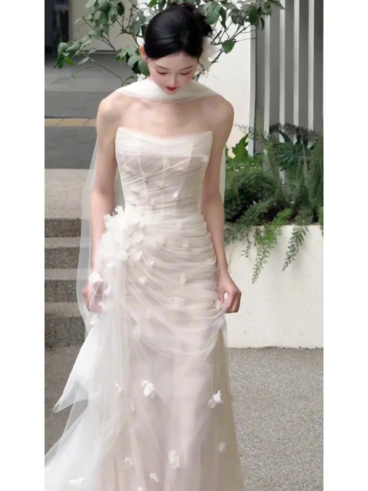 Un vestido de mañana floral elegante y ligero de lujo con cola de pez y gasa sin tirantes para salir