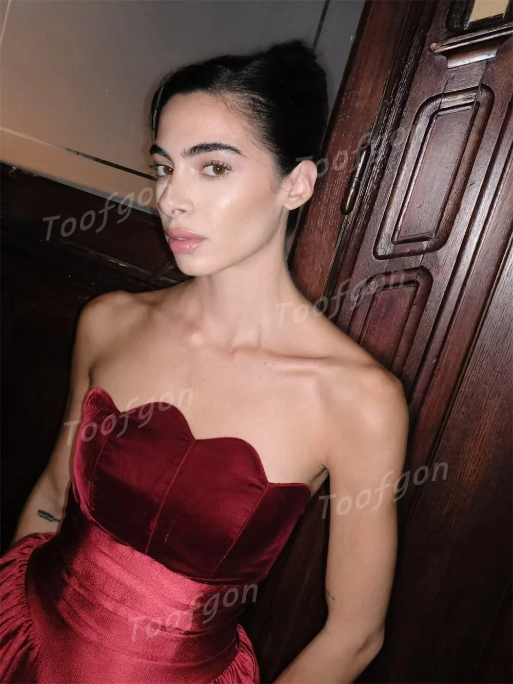 Toofgon الأحمر المخملية الساتان مخصص ألف خط ثوب مسائي المرأة حفلة رسمية فساتين لحضور الحفلات الموسيقية بدون حمالات بلا أكمام فستان عيد ميلاد 2026 #4