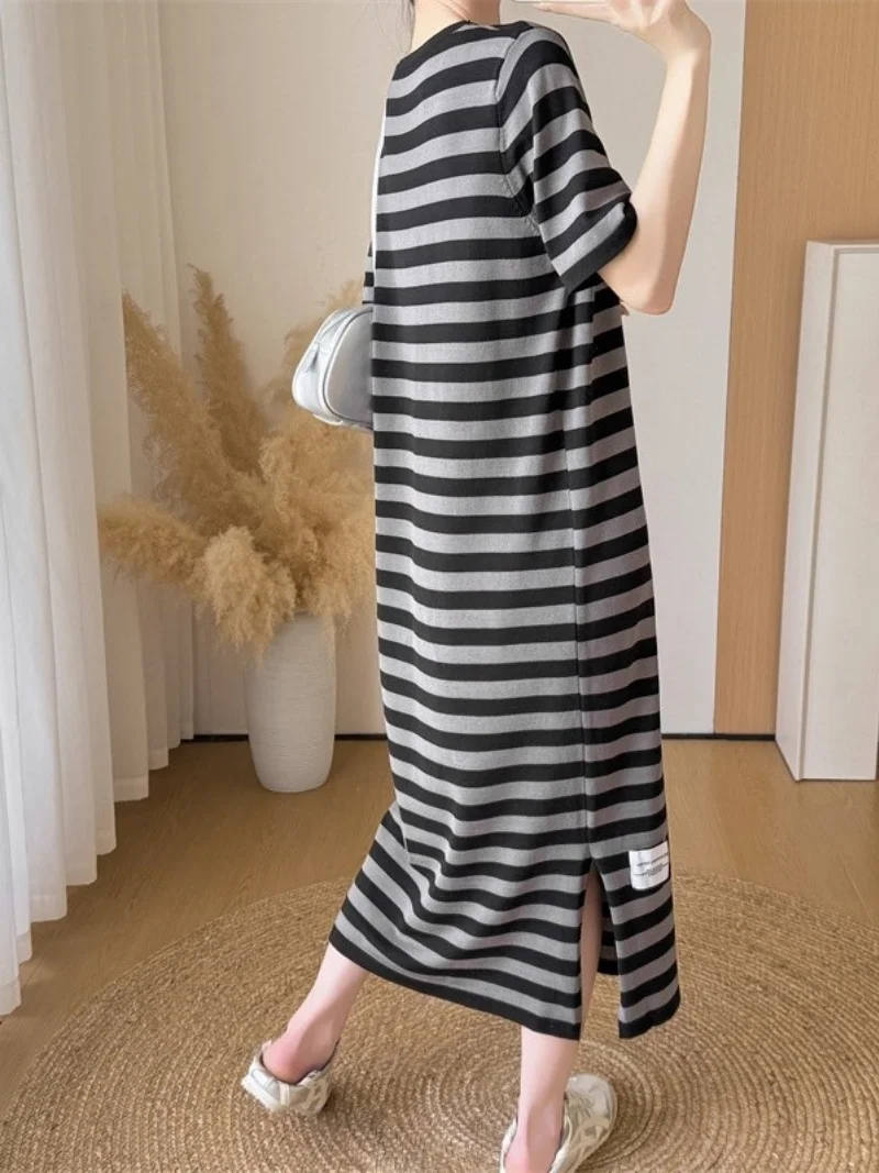 Korte Mouwen Gestreepte Gebreide Jurk Voor Vrouwen Zomer 2025, Mode Nieuwe Luie Stijl Losse Middellange Lengte T-shirt Jurk W510