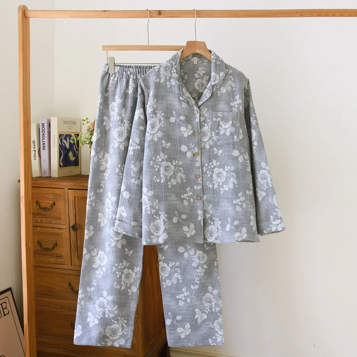 

Gray Color Big Flower Printing Cotton Pajamas Set for Spring and Autumn Loose Turn-Down Collar Long Sleeve Pajamas for Women