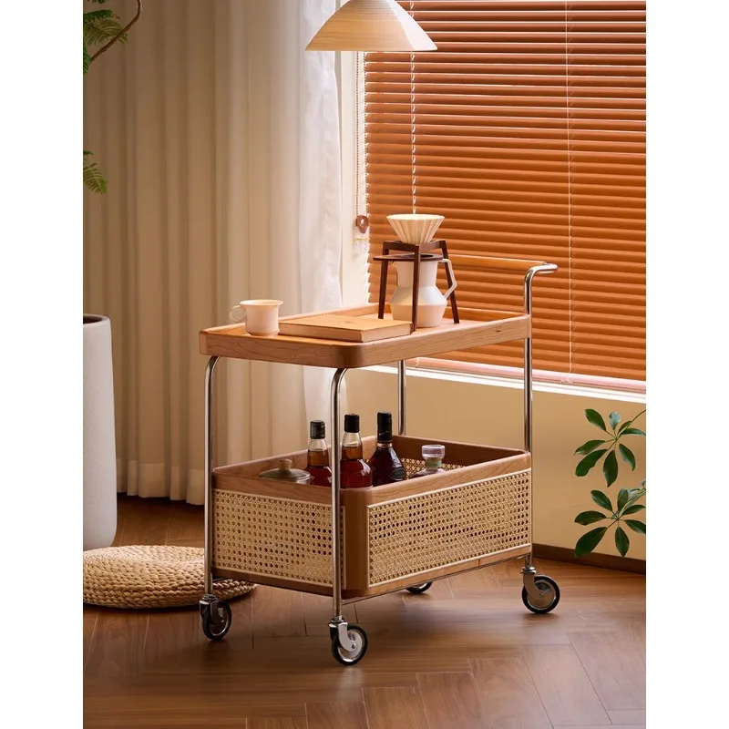 Carrello retrò con bordo in legno massello, alcuni divani del soggiorno, armadietto portaoggetti in rattan, armadietto laterale mobile