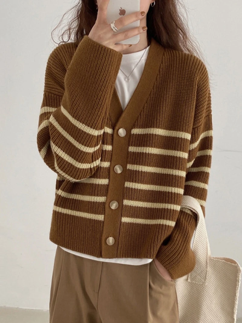 

Chic V-Ne Striped Knit Sweater Jaet Loose Fit Button-Up Casual Sle Women's Faion Outerwear Autumn Season Long Sve