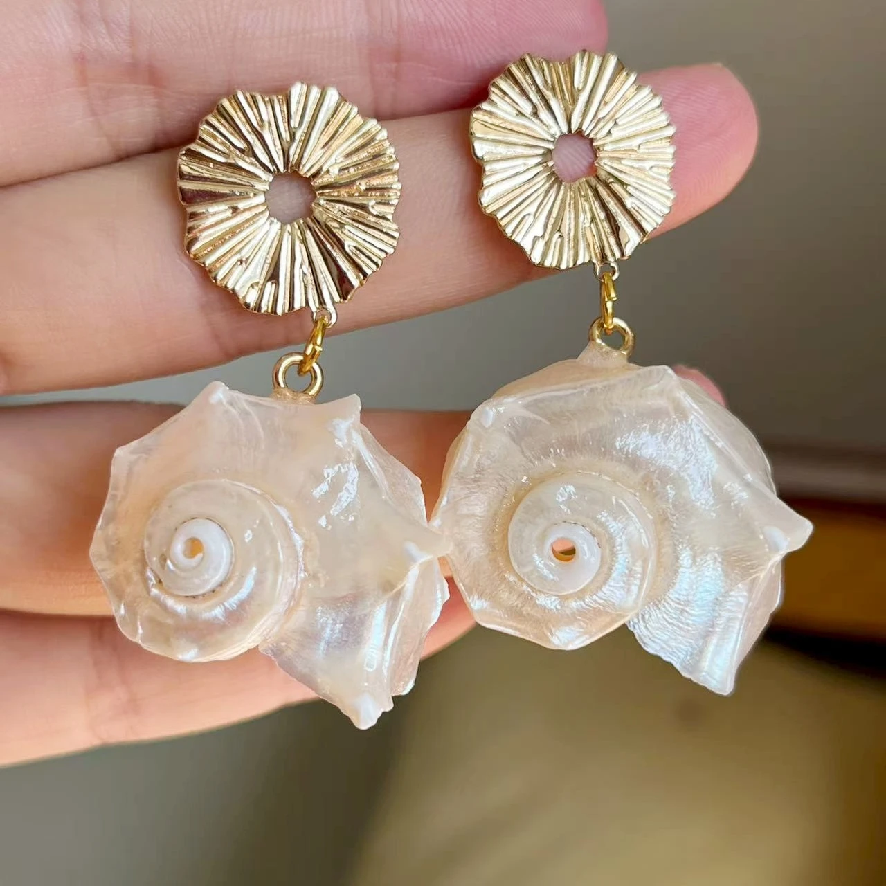 

Summer Natural Conch Pendant Earrings for Women Asymmetrical Spiral White Shell Dangle Earrings Personalized Boho Beach Jewelry