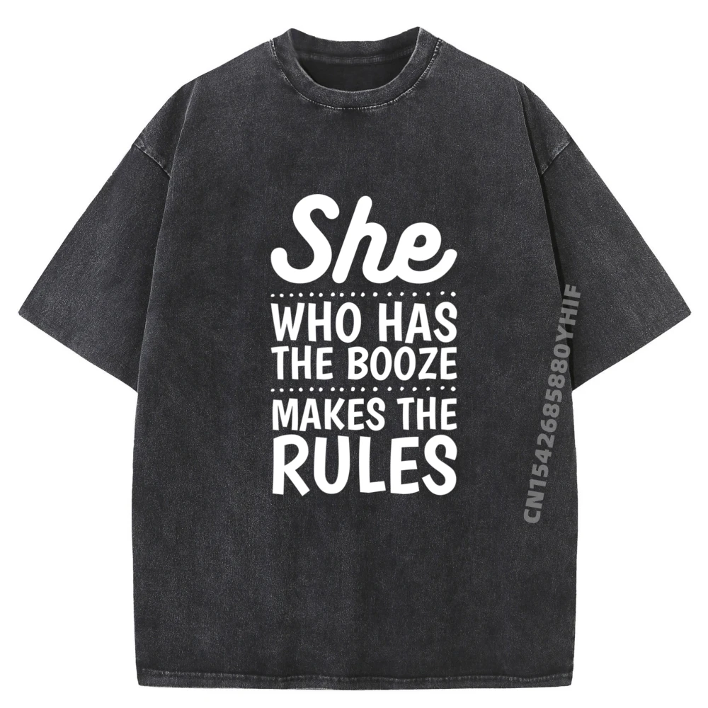 

Она Who Has the Booze заставляет правила. Футболки с забавным рисунком бармена. Промытые футболки большого размера.