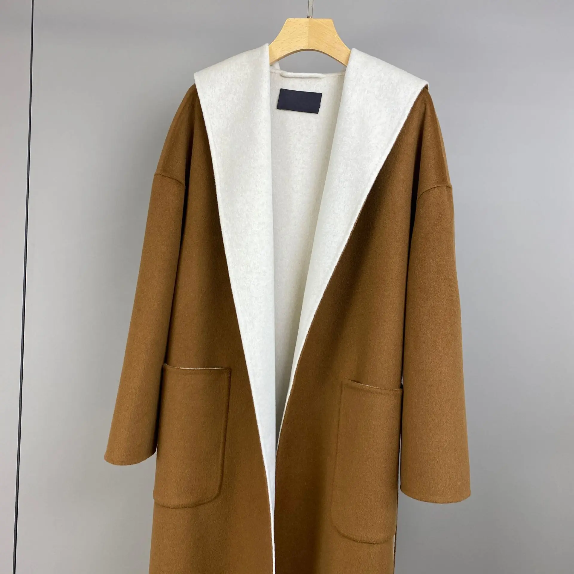 Płaszcz z czystego kaszmiru w stylu retro z blokami kolorów, z paskiem i podwójnymi kieszeniami, modny i elegancki, kolekcja Jesień/Zima 2025.