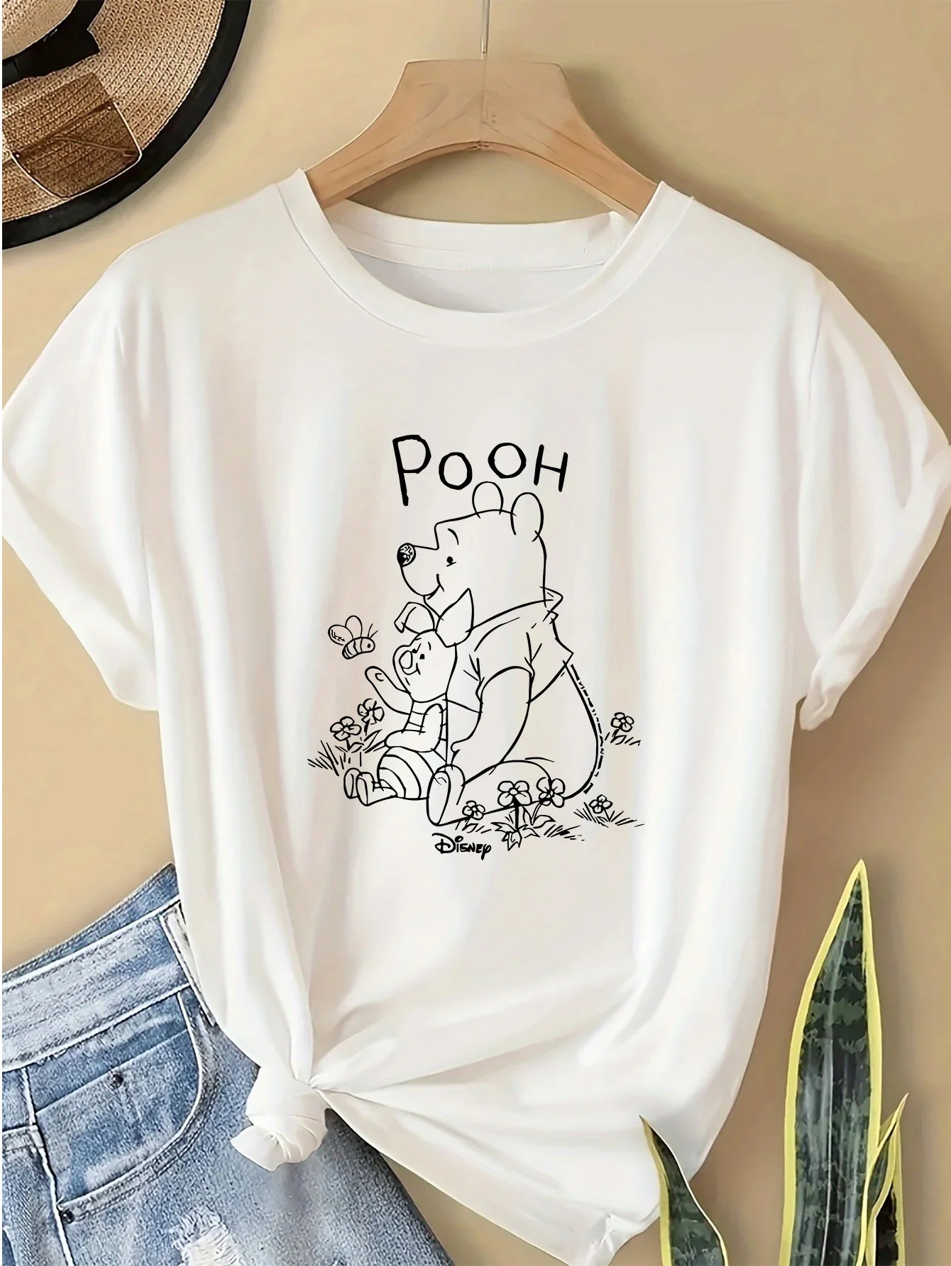 

Новая летняя футболка 2026 года из чистого хлопка, свободного кроя, спортивного стиля, с изображением Винни-Пуха, обнимающего поросенка, на лугу с бабочками и мелкими цветами