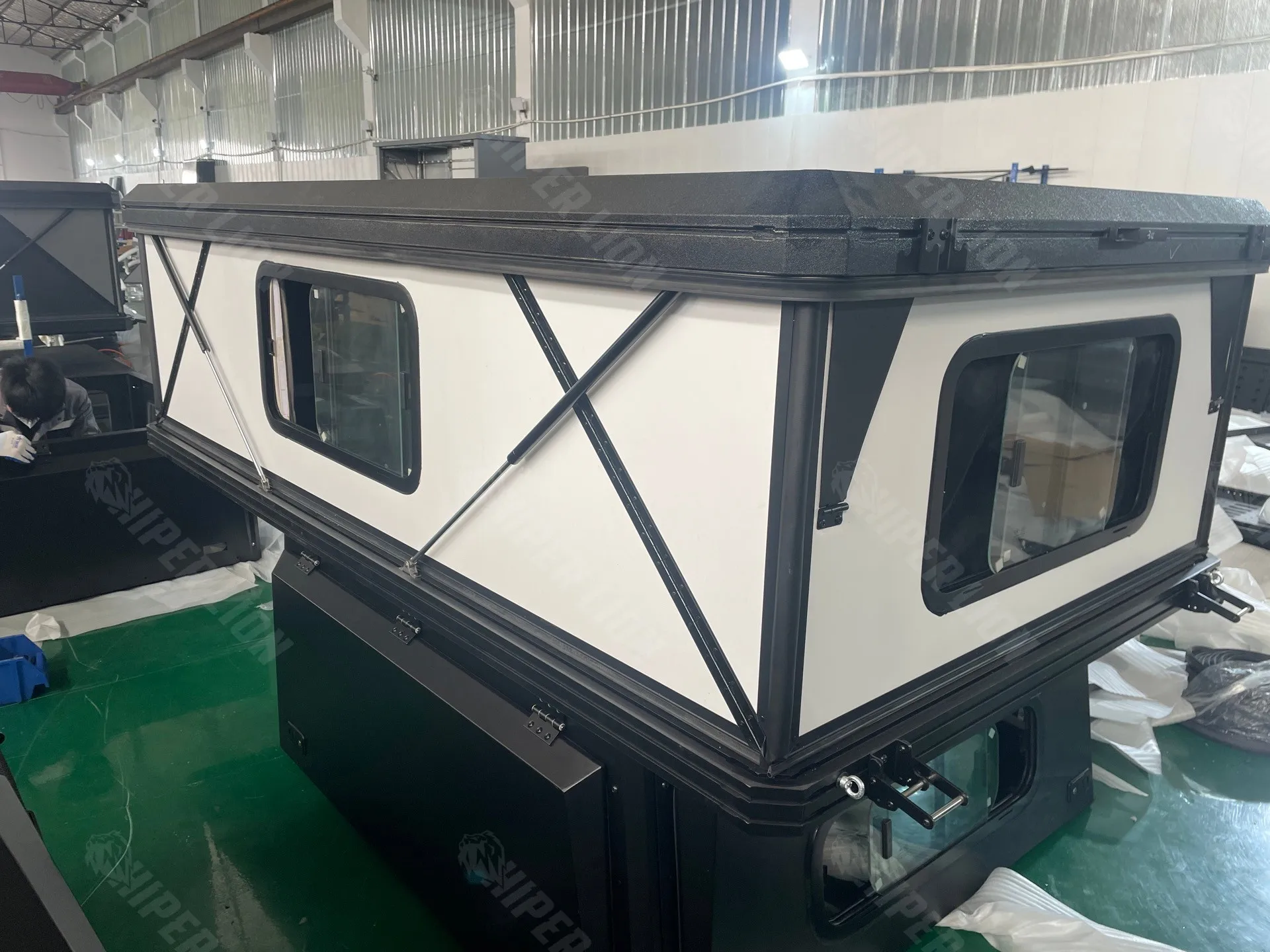 Hiperlion Lightweight Hard Side Pop Truck Camper Waterproof Slide Camper Shell Four-Season Fit Ram 1500for Jeep Gladiator 5.5ft