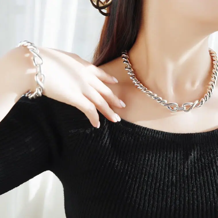 

N Vintage Croissant Clavicle Chain Women's S925 Silver Spiral Twist Necklace Niche Design Accessories