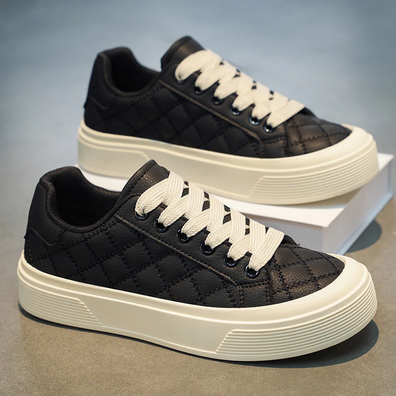 

2025 New Men's Shoes Spring and Autumn Flat-soled Casual Leather Shoes Sports Shoes Black and White Men's Thick-soled Breathable